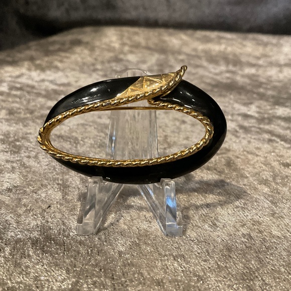 Vintage Black and Gold Oval Shaped Brooch - Picture 1 of 2
